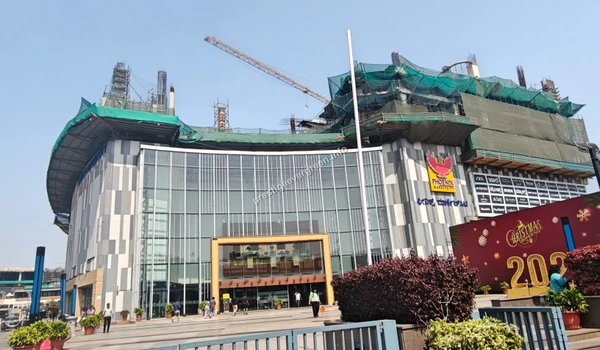 The grand exterior of Phoenix Marketcity in Whitefield, one of the largest malls in the city, situated in close proximity to Prestige Evergreen.